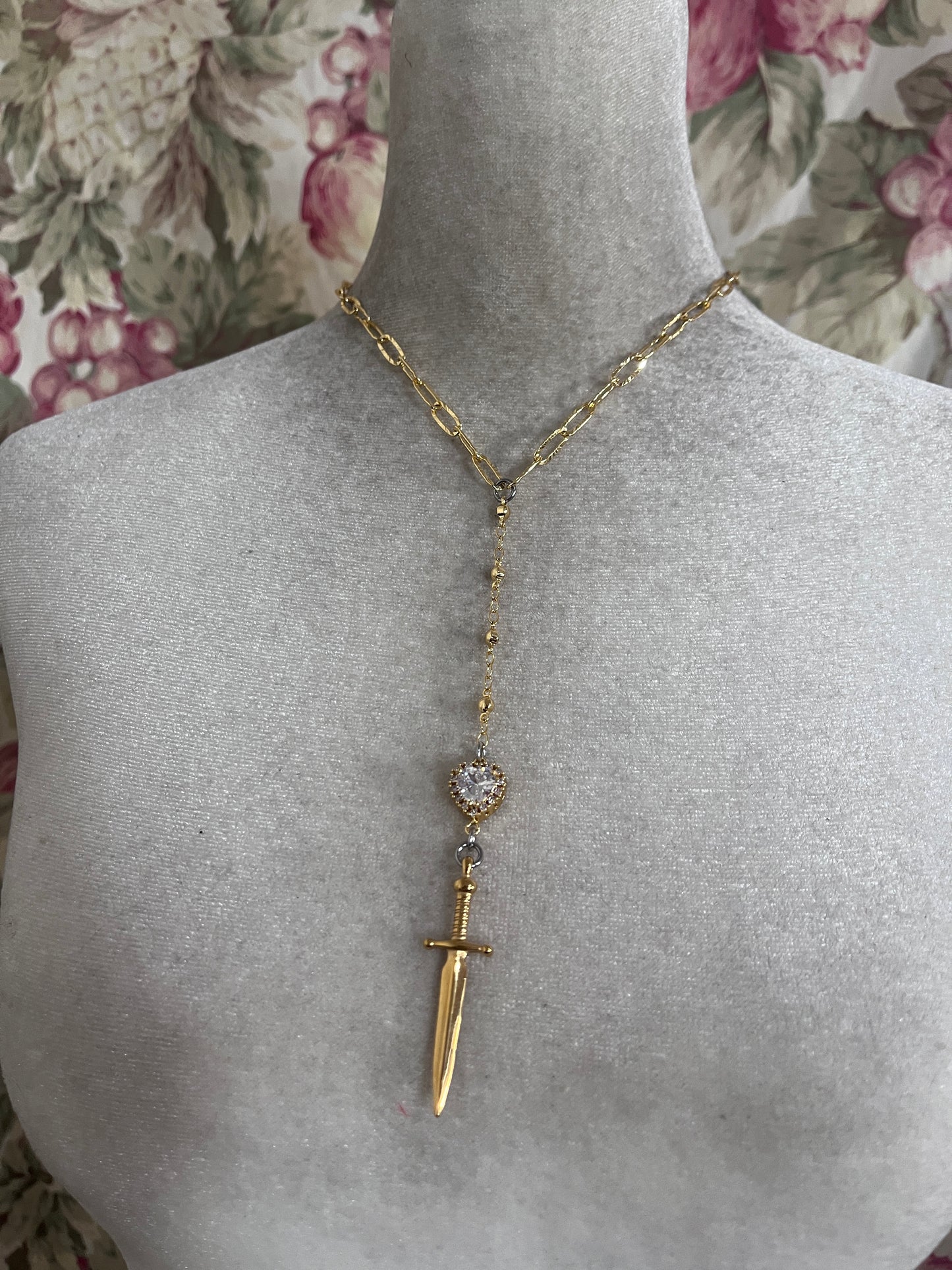 White Heart Lariat