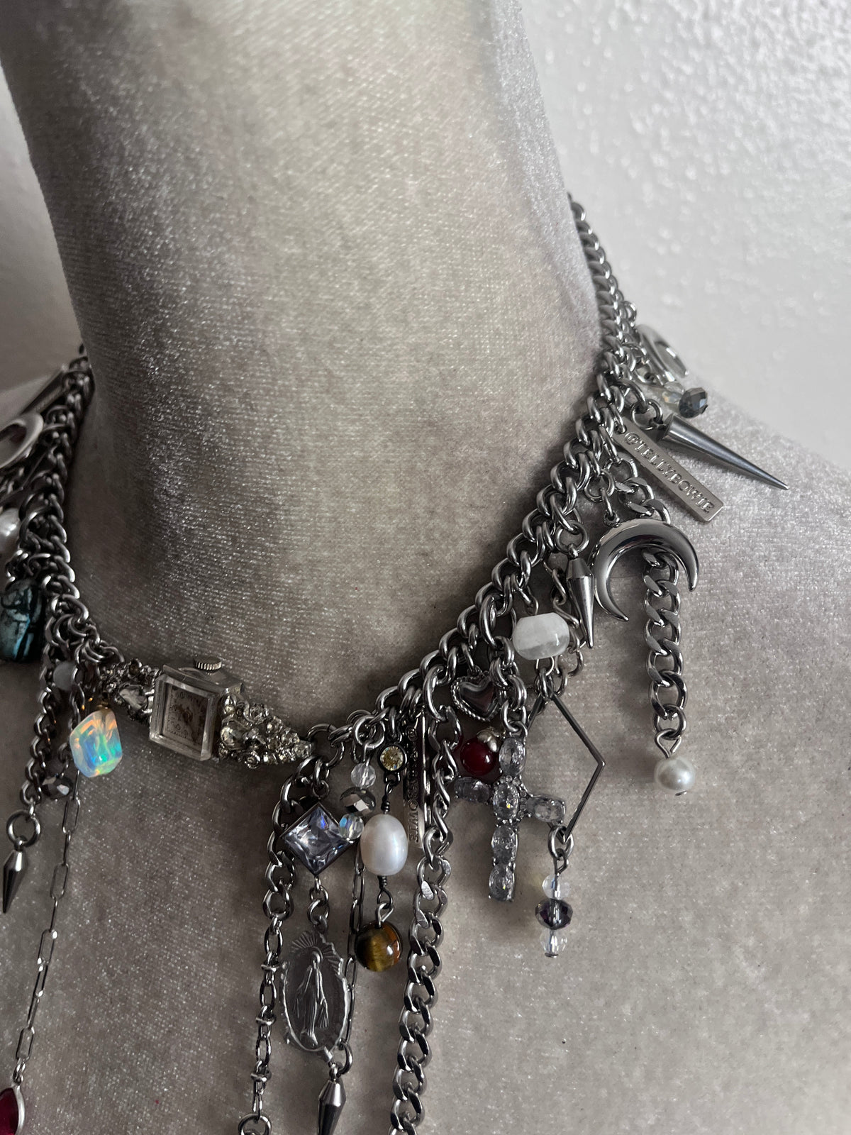 Charm Maxing Watch Choker