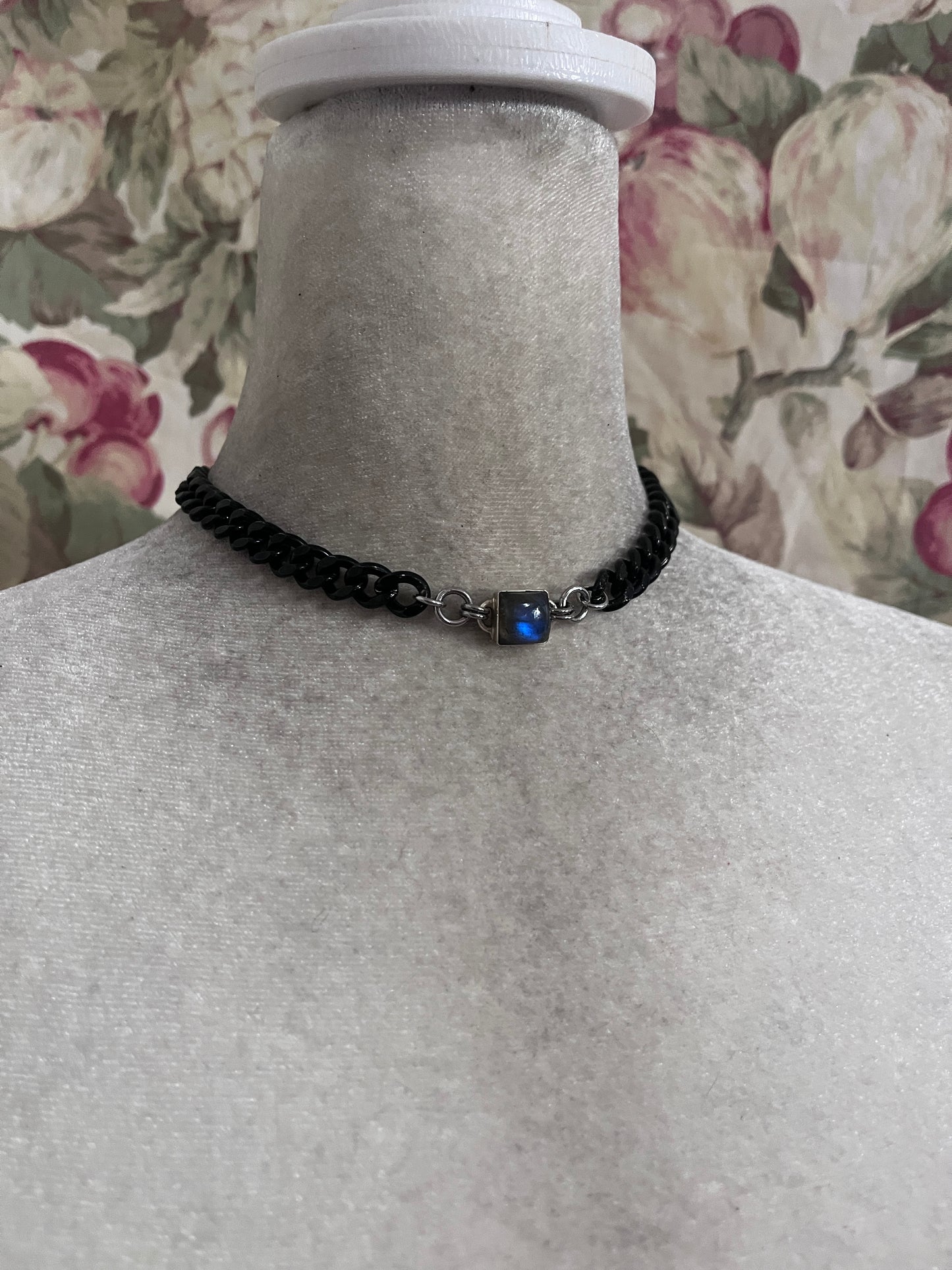 Labradorite choker, a hip square
