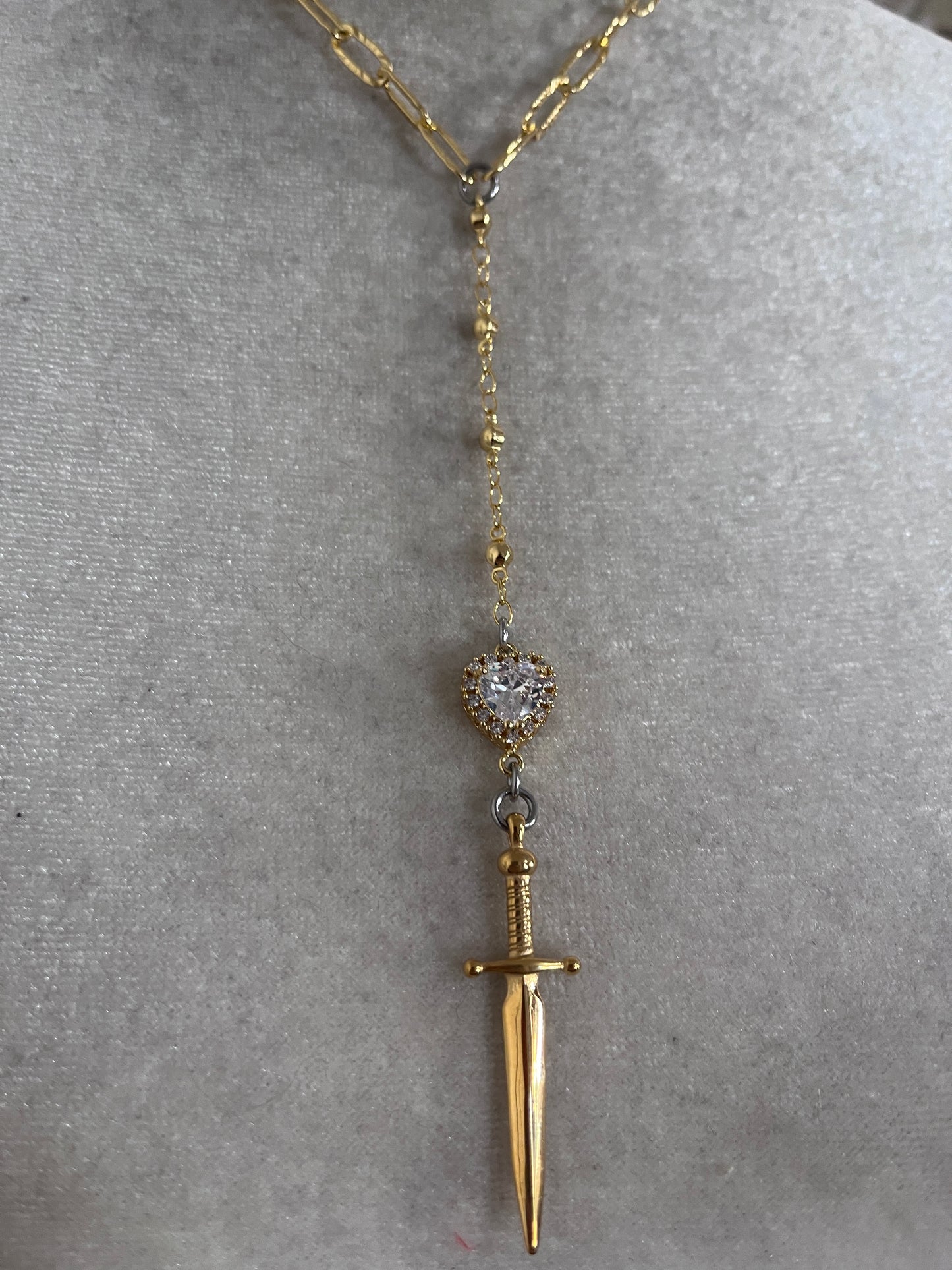 White Heart Lariat