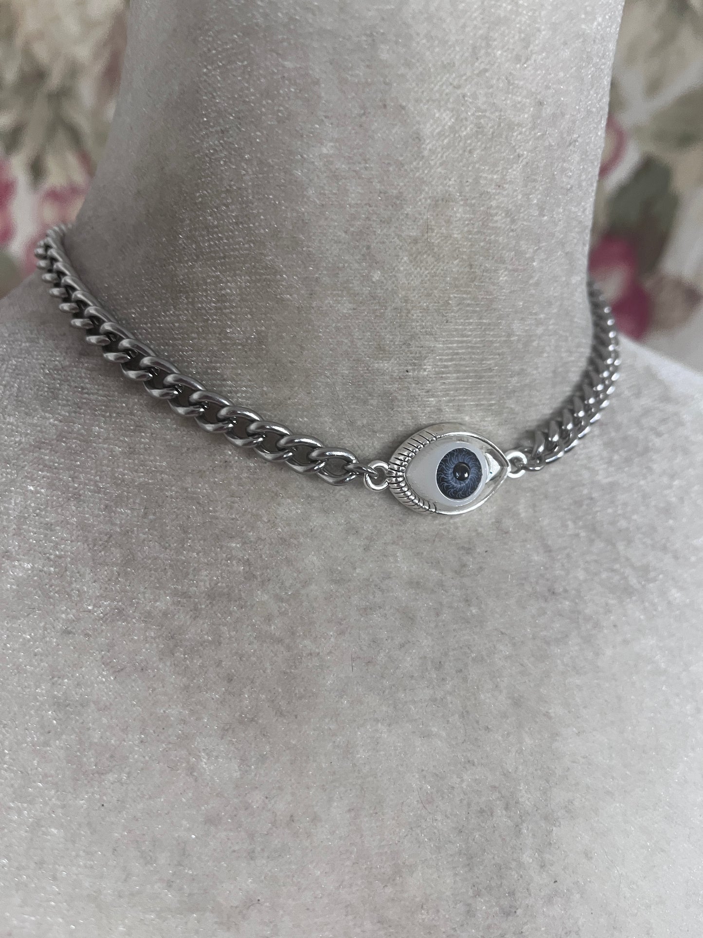 Dark blue eye choker