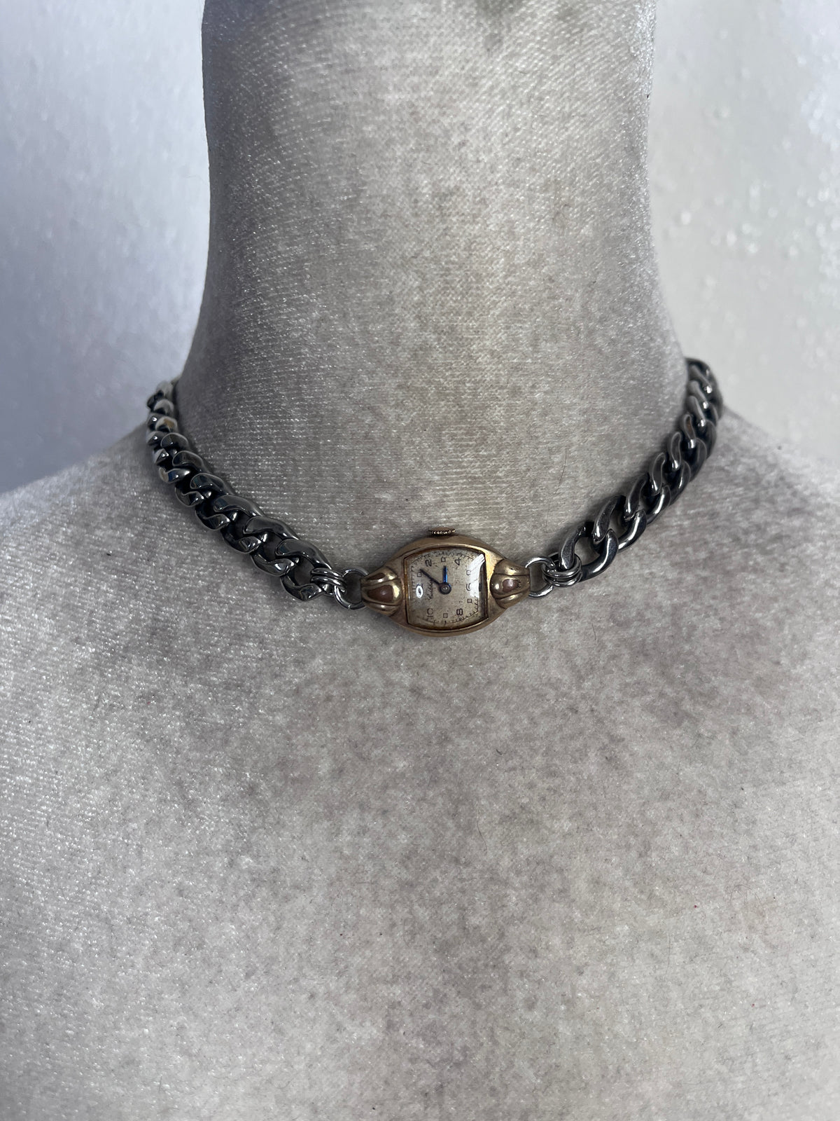 Simple watch choker