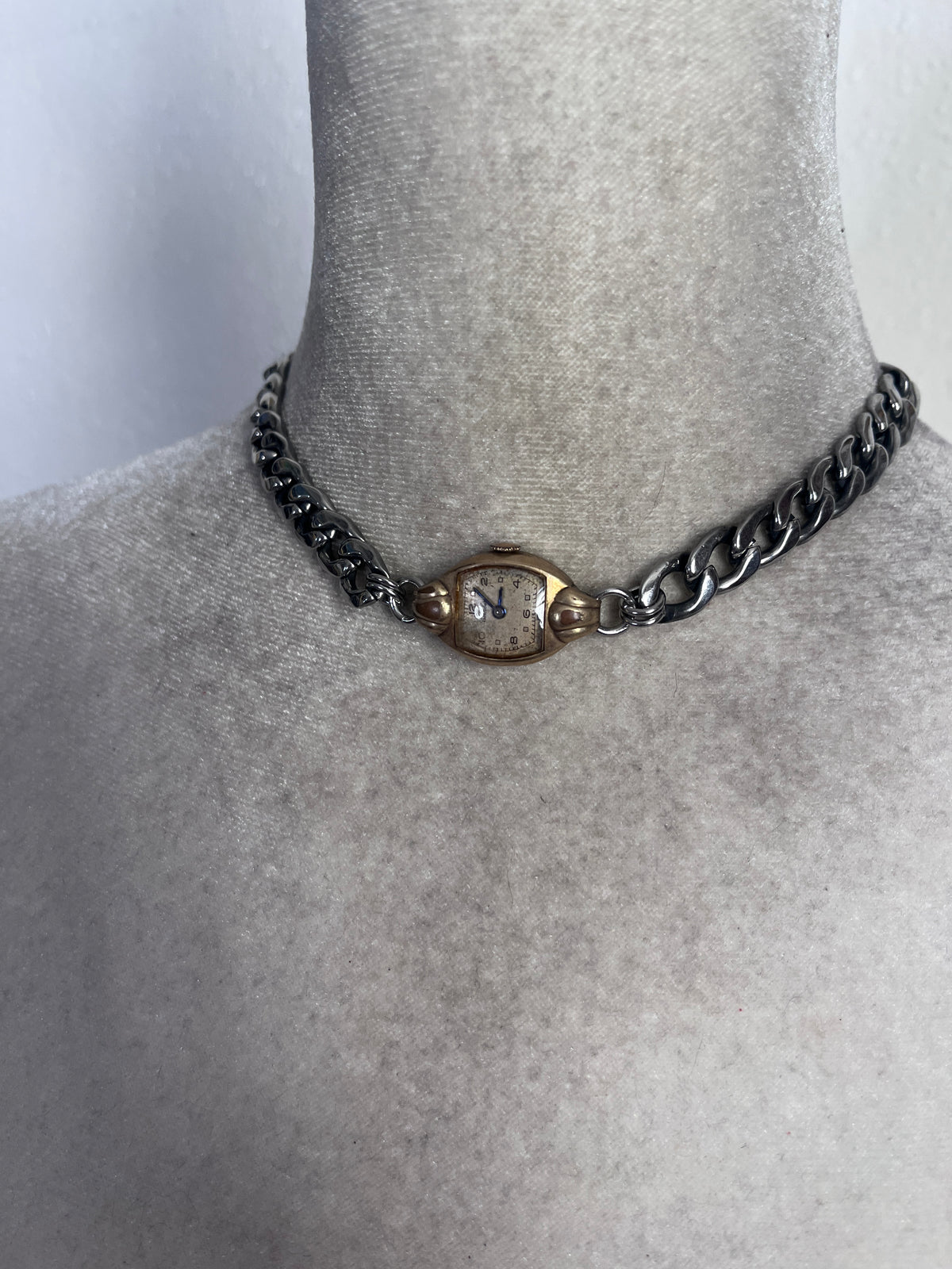 Simple watch choker