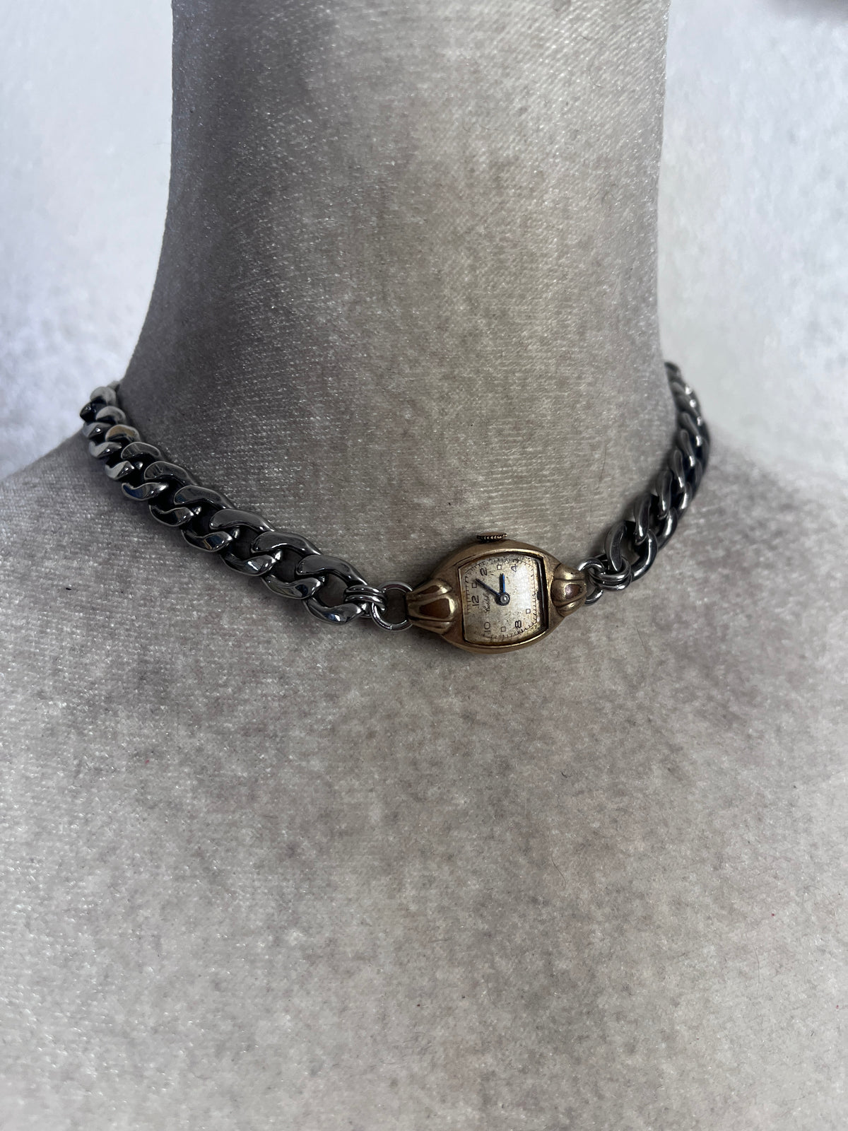Simple watch choker