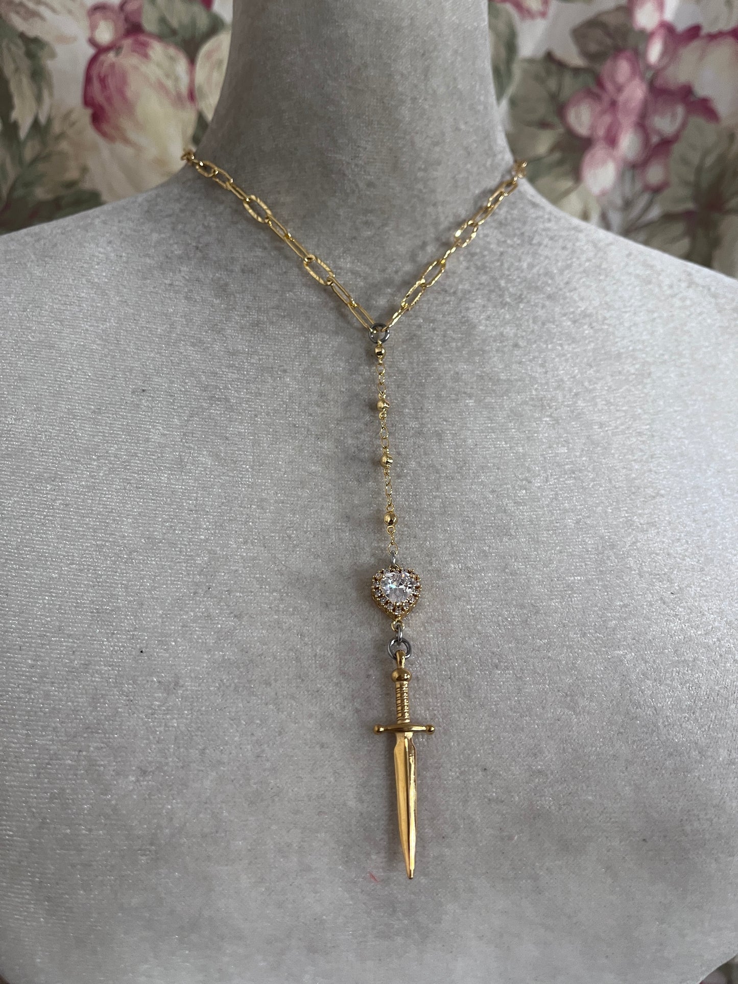 White Heart Lariat